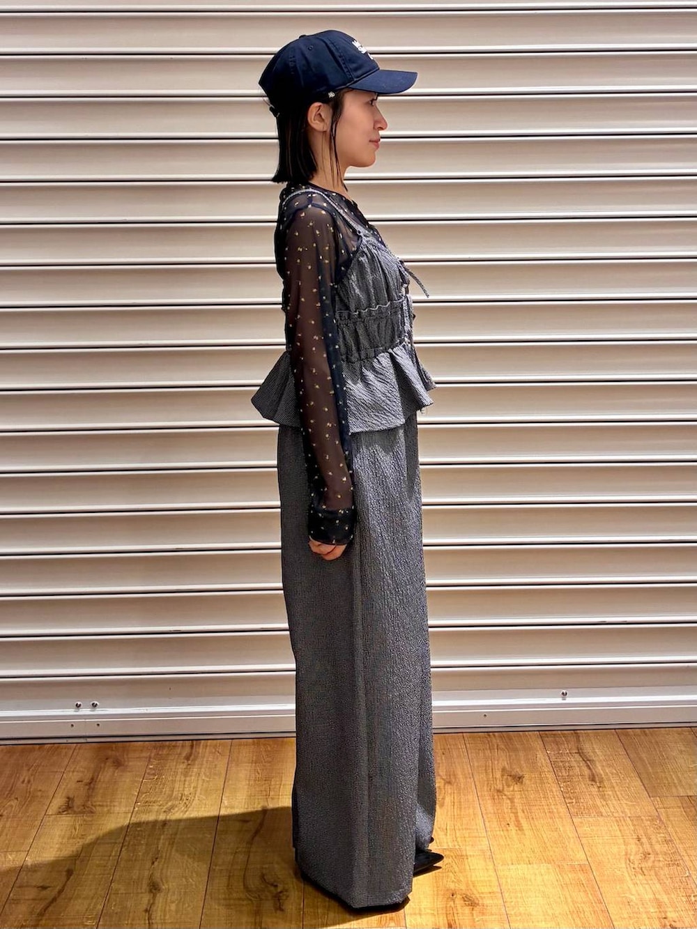 ブルー系のTシャツ/カットソー、ブラック系のキャミソール、ブルー系のサロペット/オーバーオールを着用したレディースの春コーディネートの2枚目の写真