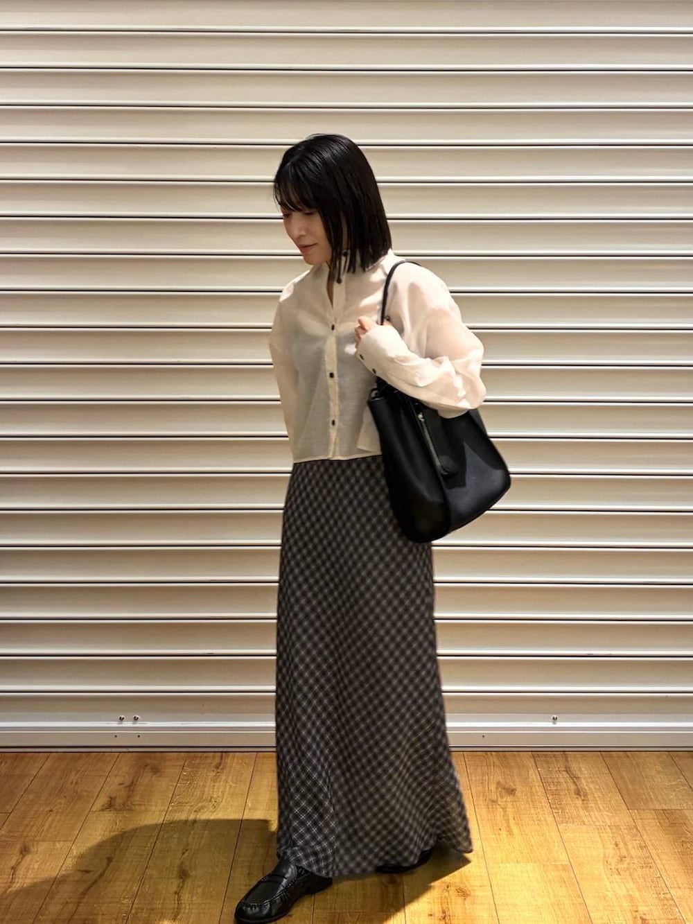 ホワイト系のシャツ/ブラウス、ブラック系のローファー、ブラック系のキャミソールを着用したレディースの春コーディネートの4枚目の写真