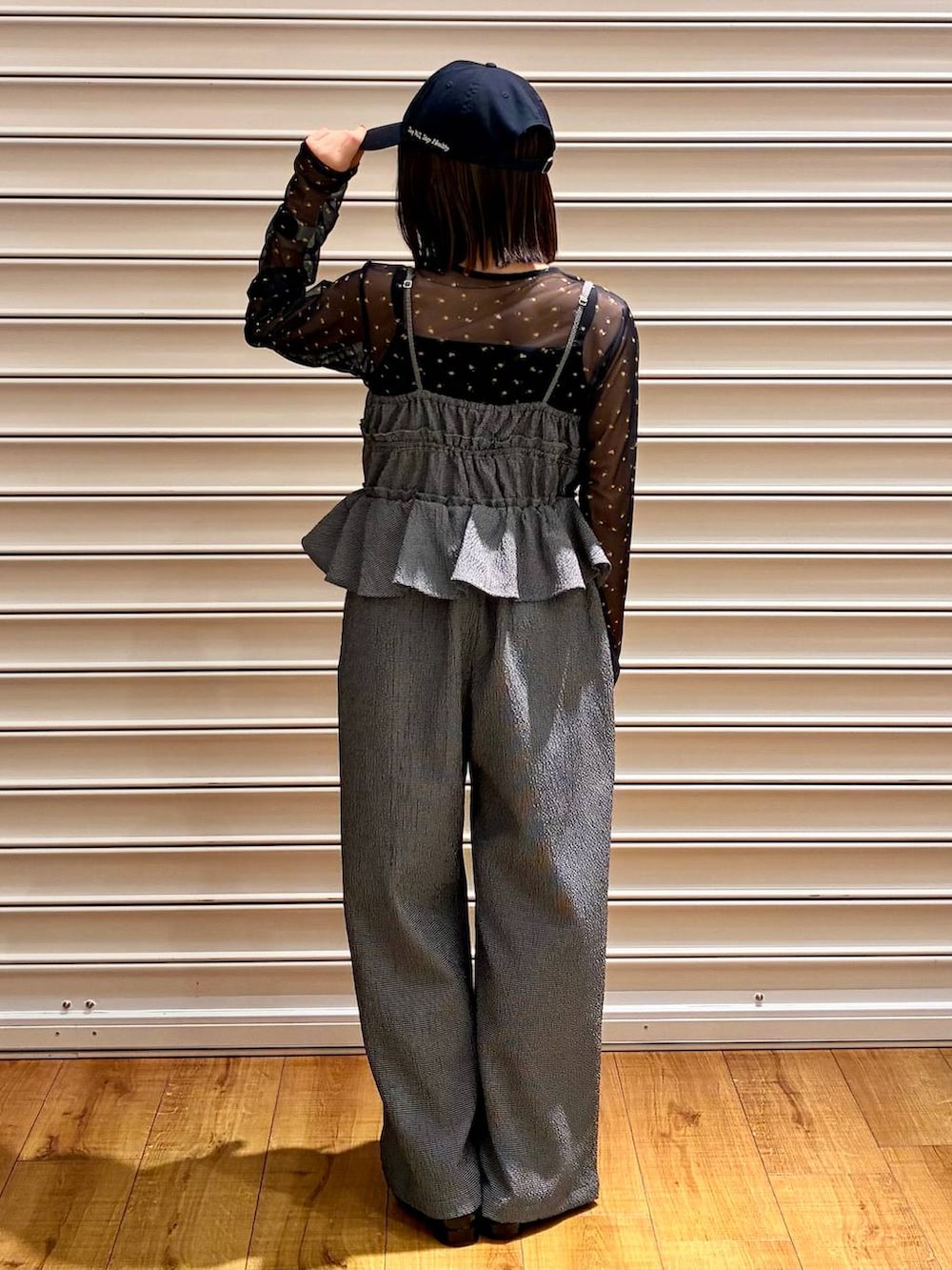 ブルー系のTシャツ/カットソー、ブラック系のキャミソール、ブルー系のサロペット/オーバーオールを着用したレディースの春コーディネートの3枚目の写真