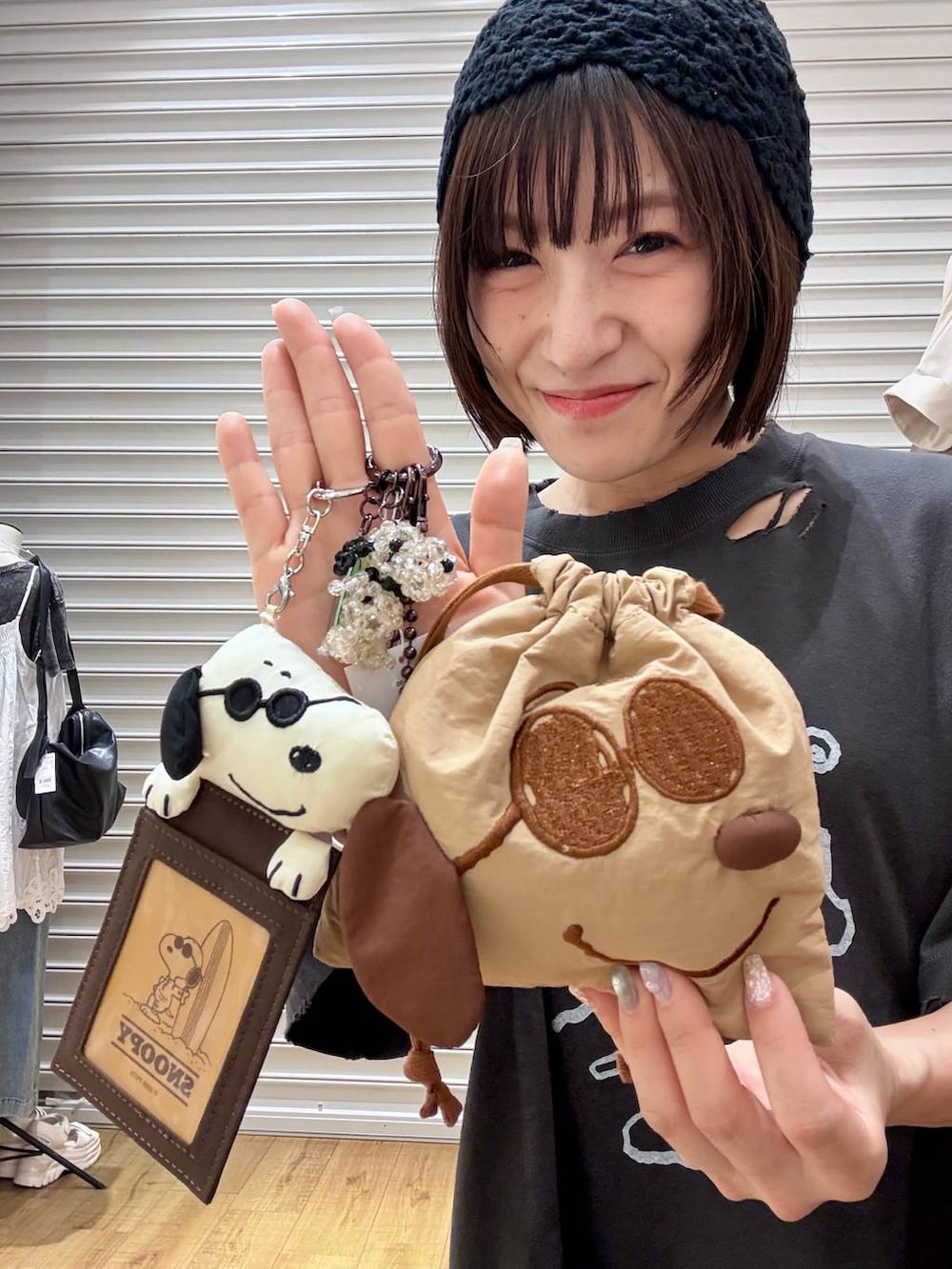 その他のキーホルダー、ベージュ系のポーチ、その他のキーホルダーを着用したレディースの夏コーディネートの3枚目の写真