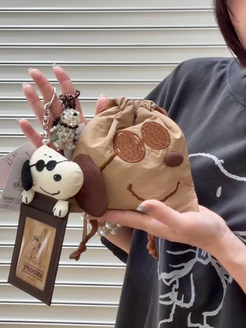 その他のキーホルダー、ベージュ系のポーチ、その他のキーホルダーを着用したレディースの夏コーディネートの4枚目の写真