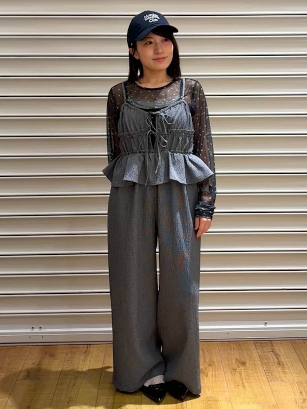 ブルー系のTシャツ/カットソー、ブラック系のキャミソール、ブルー系のサロペット/オーバーオールを着用したレディースの春コーディネートの4枚目の写真