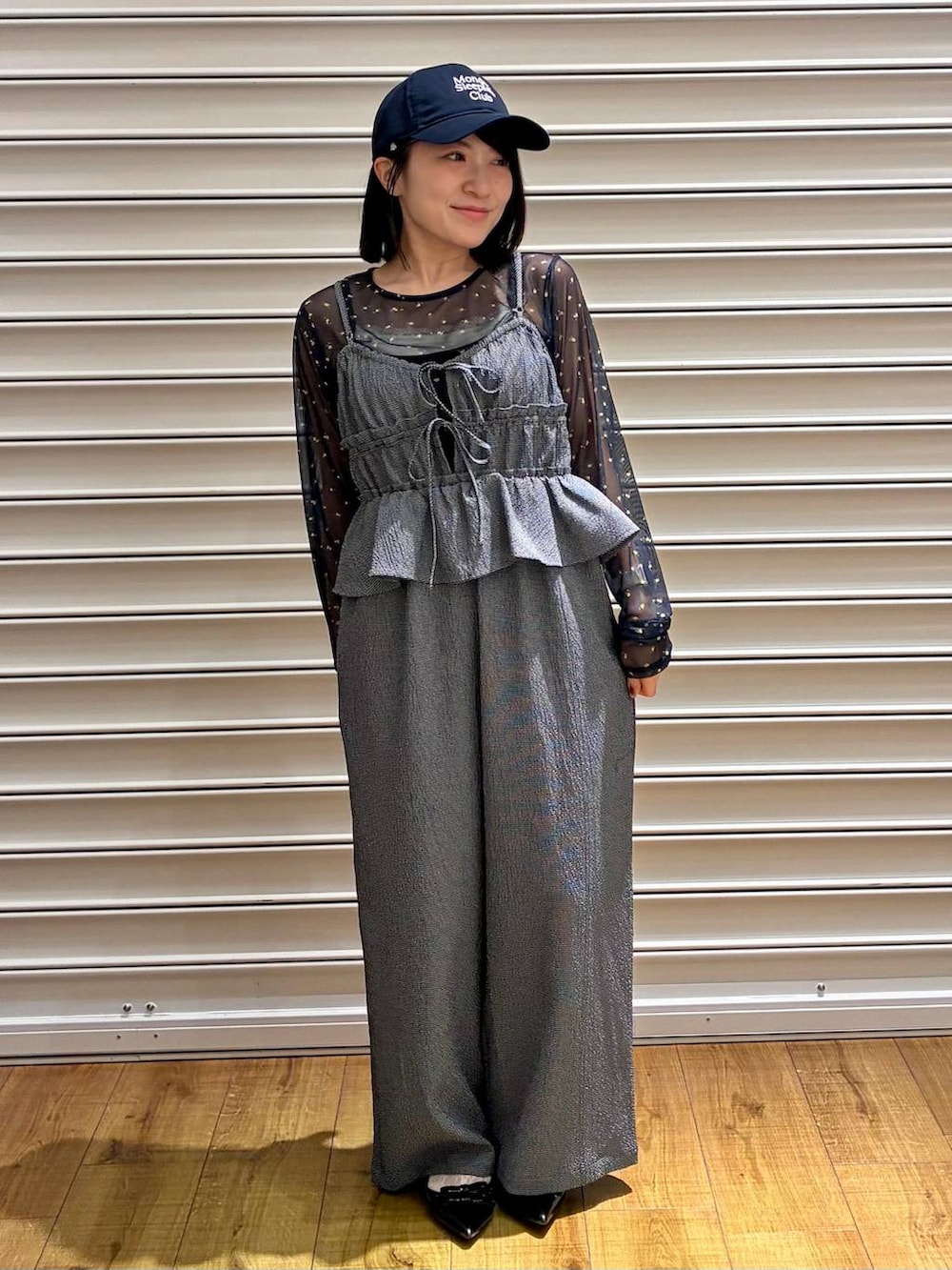 ブルー系のTシャツ/カットソー、ブラック系のキャミソール、ブルー系のサロペット/オーバーオールを着用したレディースの春コーディネートの7枚目の写真