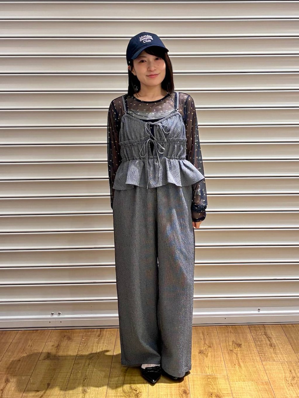 ブルー系のTシャツ/カットソー、ブラック系のキャミソール、ブルー系のサロペット/オーバーオールを着用したレディースの春コーディネートの6枚目の写真