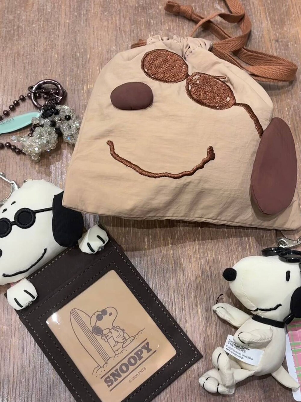 その他のキーホルダー、ベージュ系のポーチ、その他のキーホルダーを着用したレディースの夏コーディネートの2枚目の写真