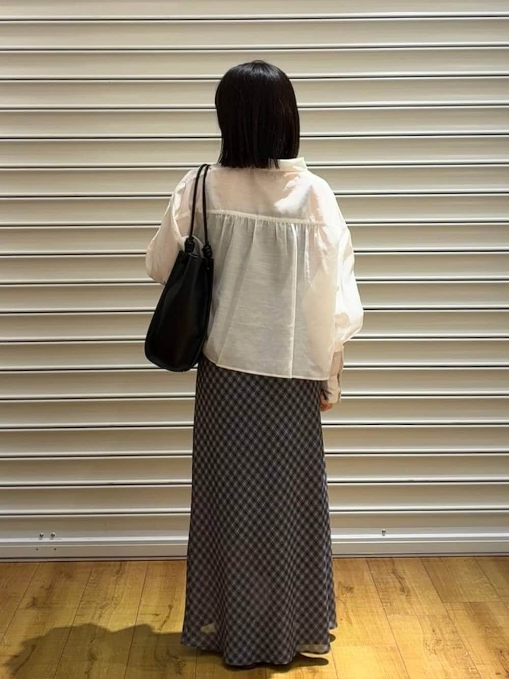 ホワイト系のシャツ/ブラウス、ブラック系のローファー、ブラック系のキャミソールを着用したレディースの春コーディネートの5枚目の写真