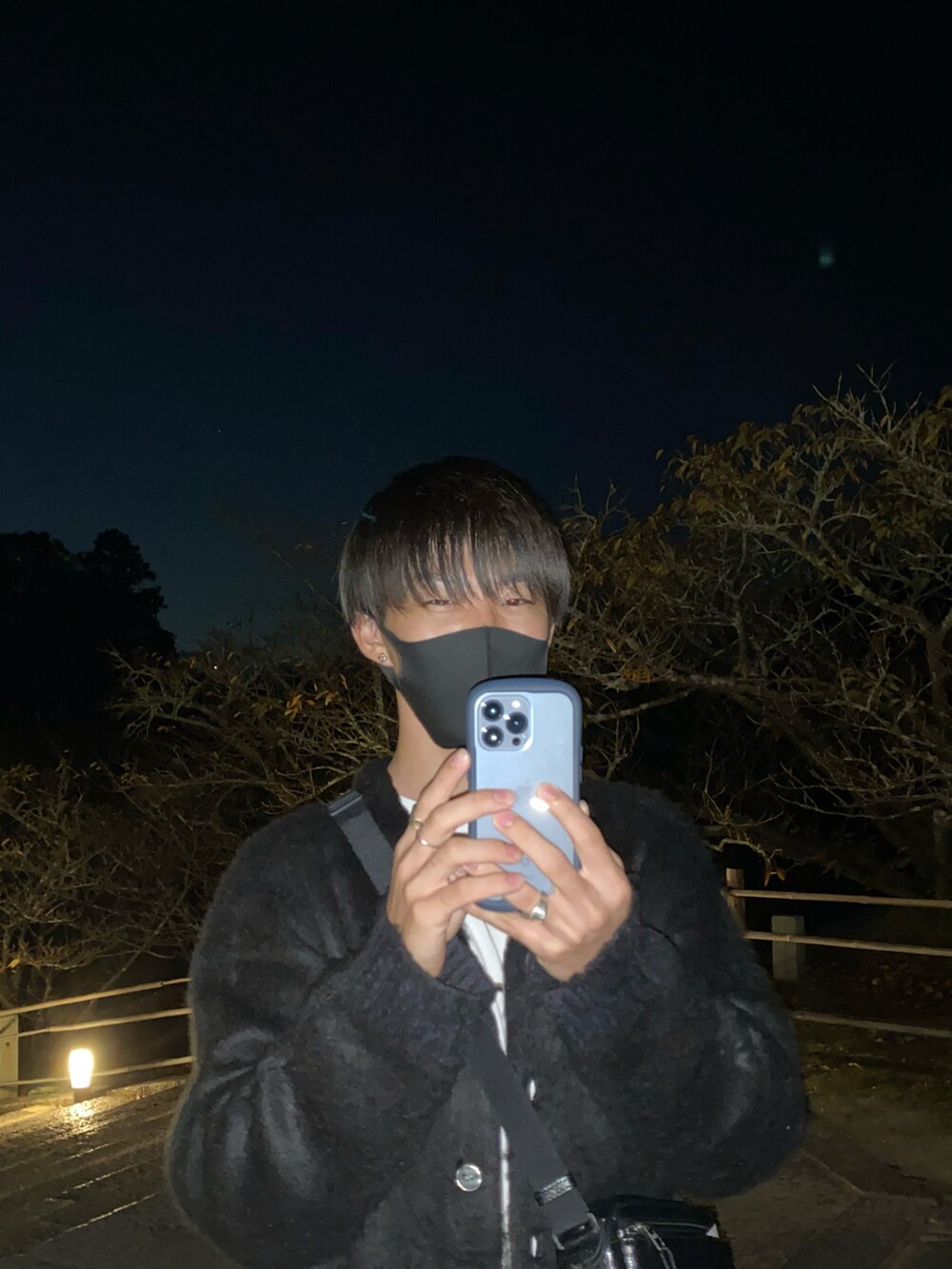 ブラック系のカーディガン/ボレロ、ブラック系のショルダーバッグを着用したメンズの春コーディネートの3枚目の写真