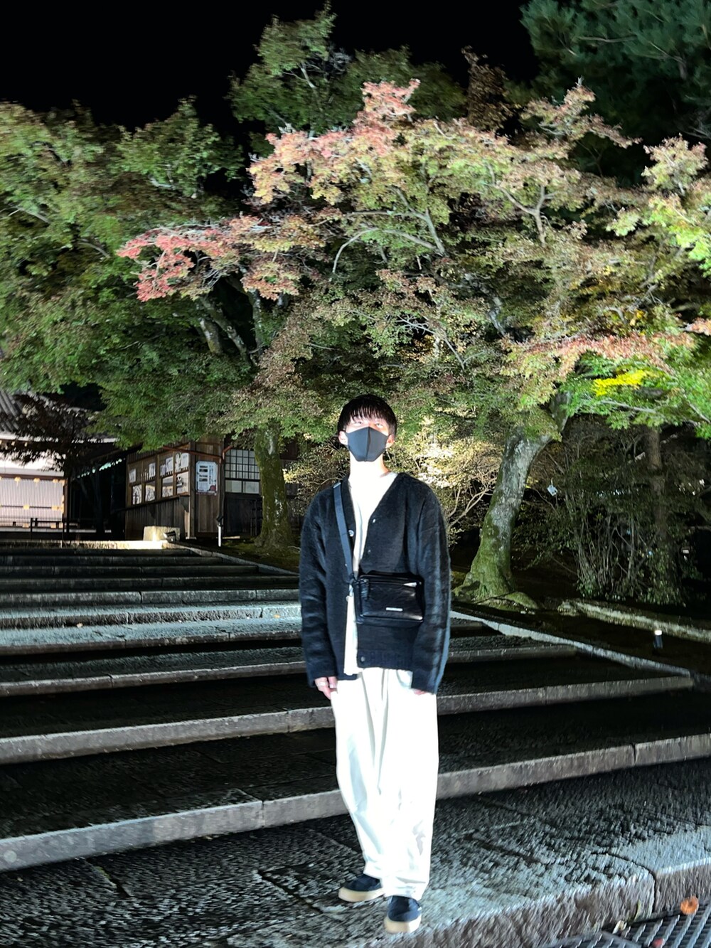 ブラック系のカーディガン/ボレロ、ブラック系のショルダーバッグを着用したメンズの春コーディネートの2枚目の写真