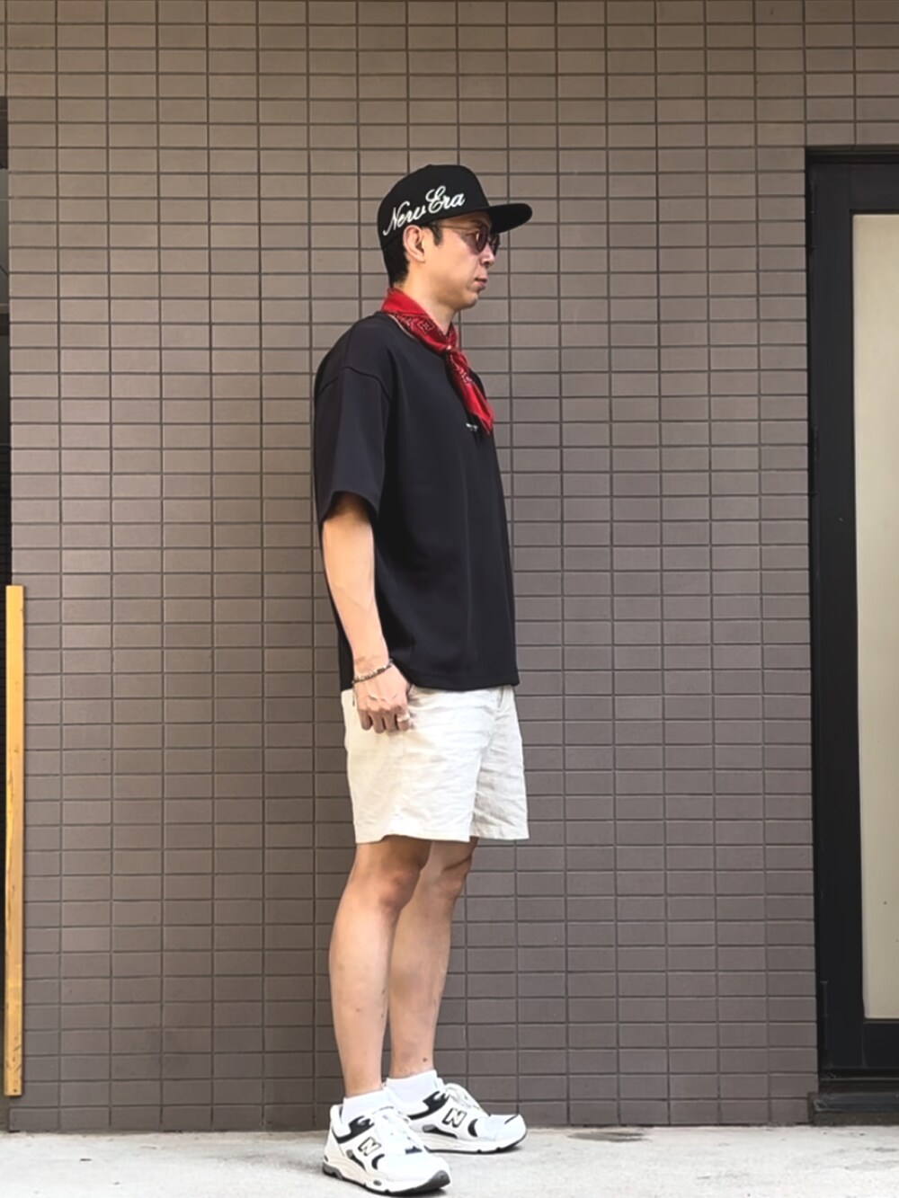 ブラック系のTシャツ/カットソー、ホワイト系のパンツ、ホワイト系のスニーカーを着用したメンズの夏コーディネートの2枚目の写真