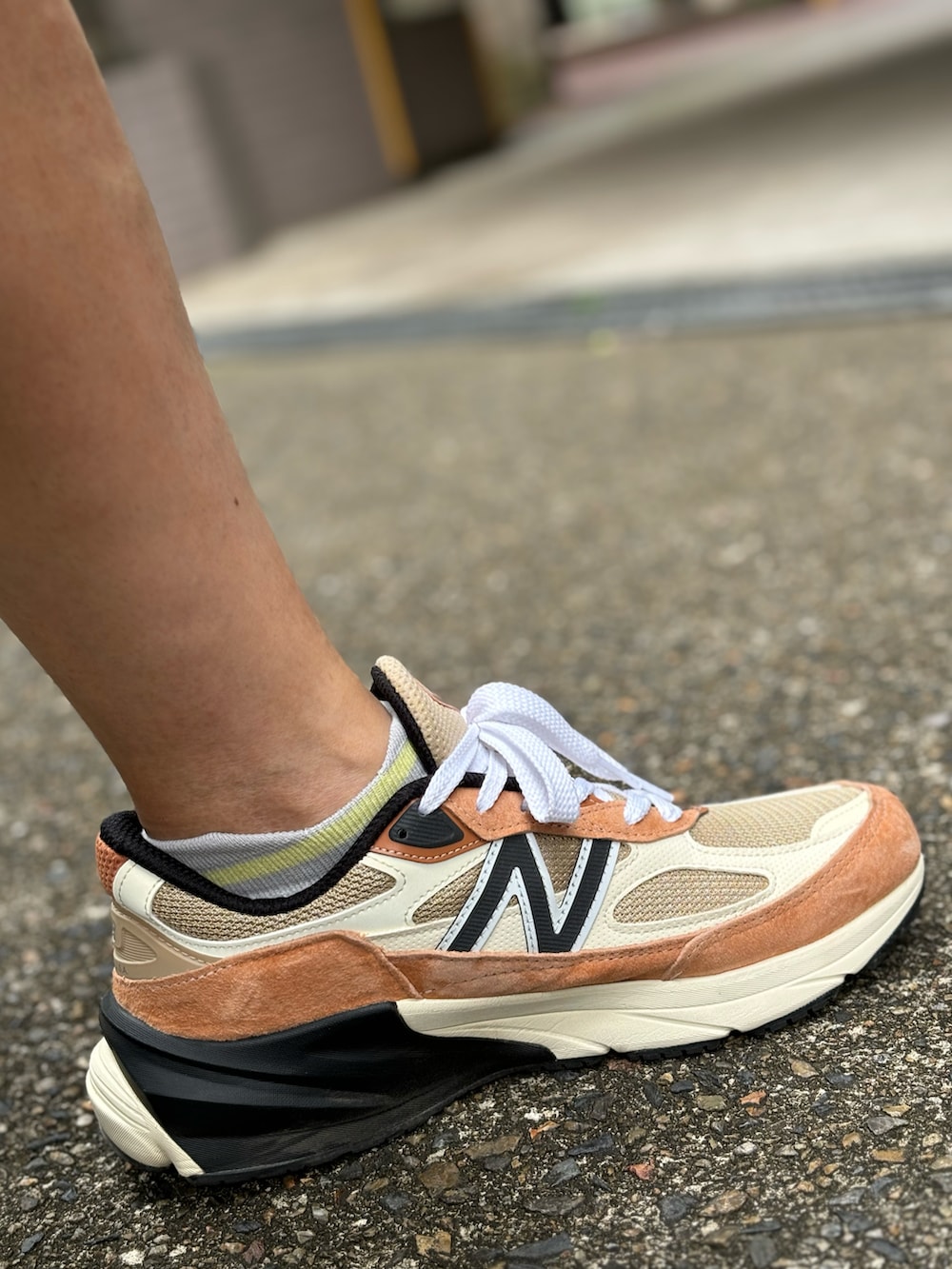 ブラック系のTシャツ/カットソー、ブラック系のその他パンツ、オレンジ系のスニーカーを着用したメンズの夏コーディネートの3枚目の写真