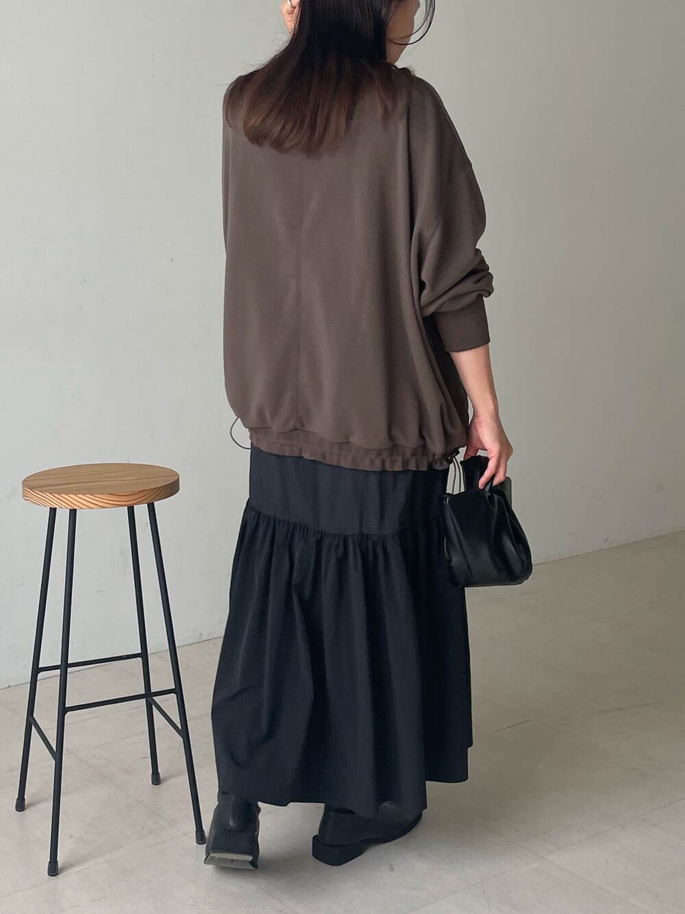 ブラウン系のワンピースを着用したレディースの秋コーディネートの4枚目の写真