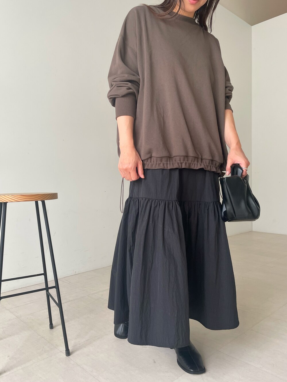 ブラウン系のワンピースを着用したレディースの秋コーディネートの3枚目の写真