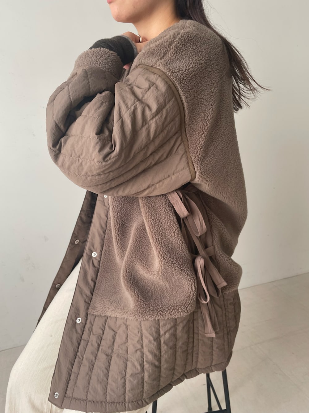 ブラウン系のその他アウターを着用したレディースの秋コーディネートの2枚目の写真