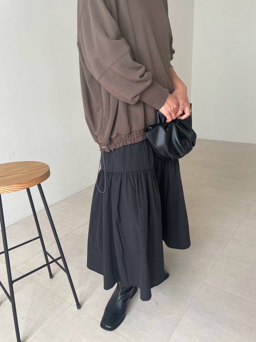 ブラウン系のワンピースを着用したレディースの秋コーディネートの2枚目の写真