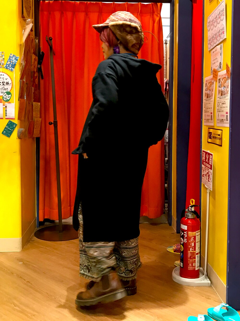 「Dr. Martensのアイテム（ブーツ、ブラウン系）」を使った、トーフさん（レディース・150cm）の冬コーディネートの2枚目の写真