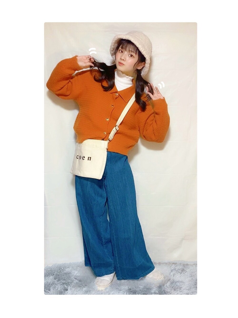 「春ファッション、オレンジ、カーディガン、バケットハット、ブーツ、デニム、ワイドパンツ、はるコーデ、デニムパンツ、もこもこ、カジュアルコーデ、カジュアル、オトナカジュアル、休日スタイル、休日コーデ」|「GRLのアイテム(デニムパンツ、ブルー系)」を使った、やなまおさん(レディース・153cm)の冬コーディネートの2枚目の写真