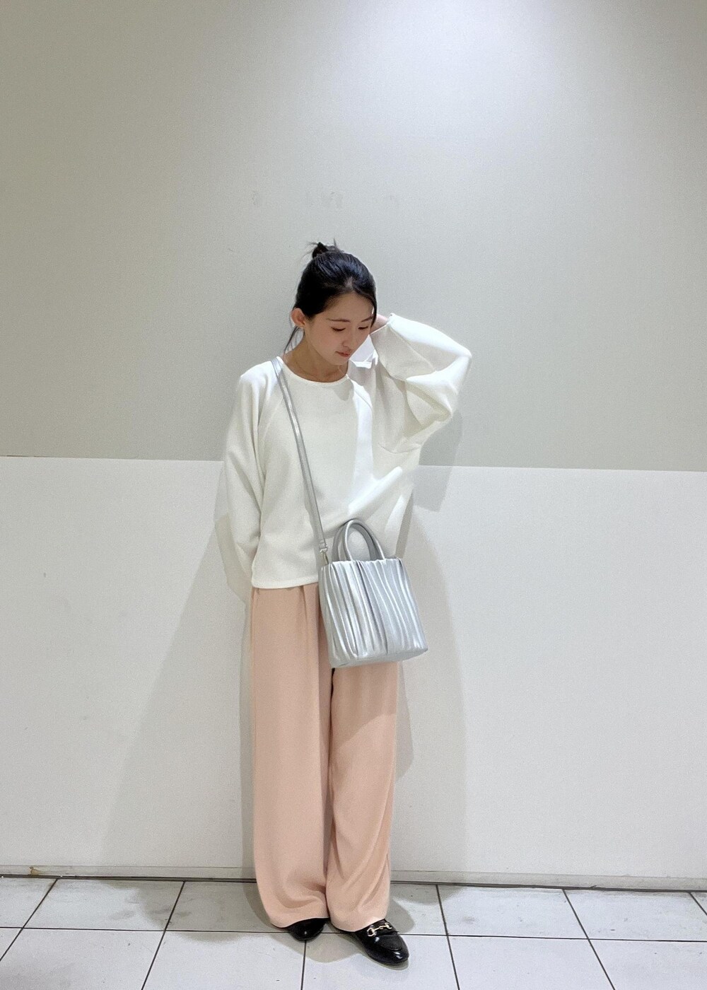 「24SS春の新作、低身長コーデ、150センチ、150cm、コラボアイテム、カットソー、CALINE、桜、サクラ、お花見、ピクニック、HARUTA、GDM14210、GIX14040、GIA63920」|「ROPE' PICNICのROPE' PICNIC PASSAGE byHARUTA/リンクルエナメルビット付フラットローファー(ローファー、ブラック系)」を使った、wakanaさん(レディース・150cm)の冬コーディネートの2枚目の写真
