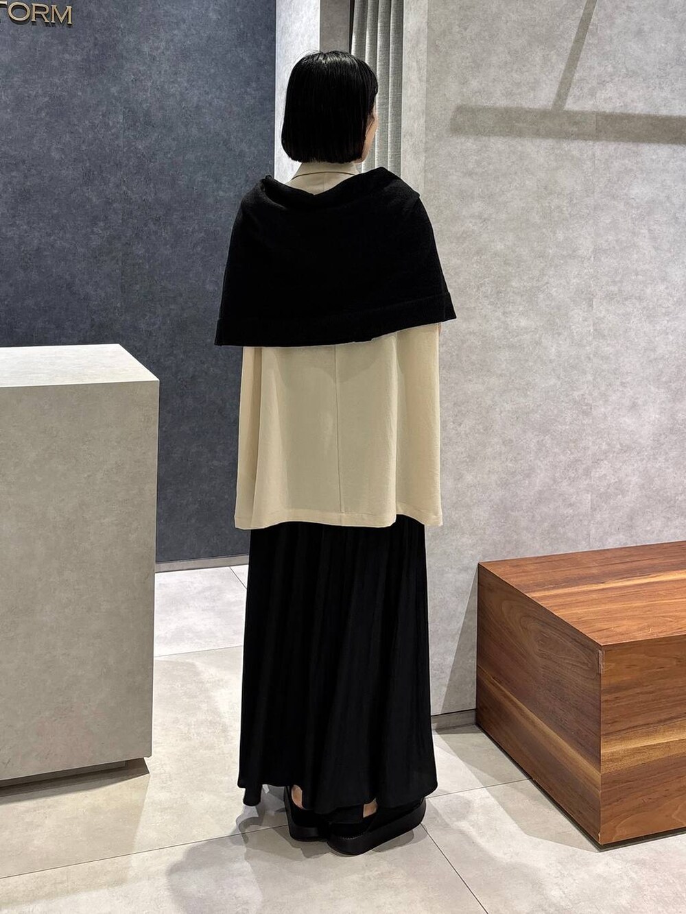 ブラック系のトートバッグ、ベージュ系のテーラードジャケット、ブラック系のサンダルを着用したレディースの春コーディネートの3枚目の写真