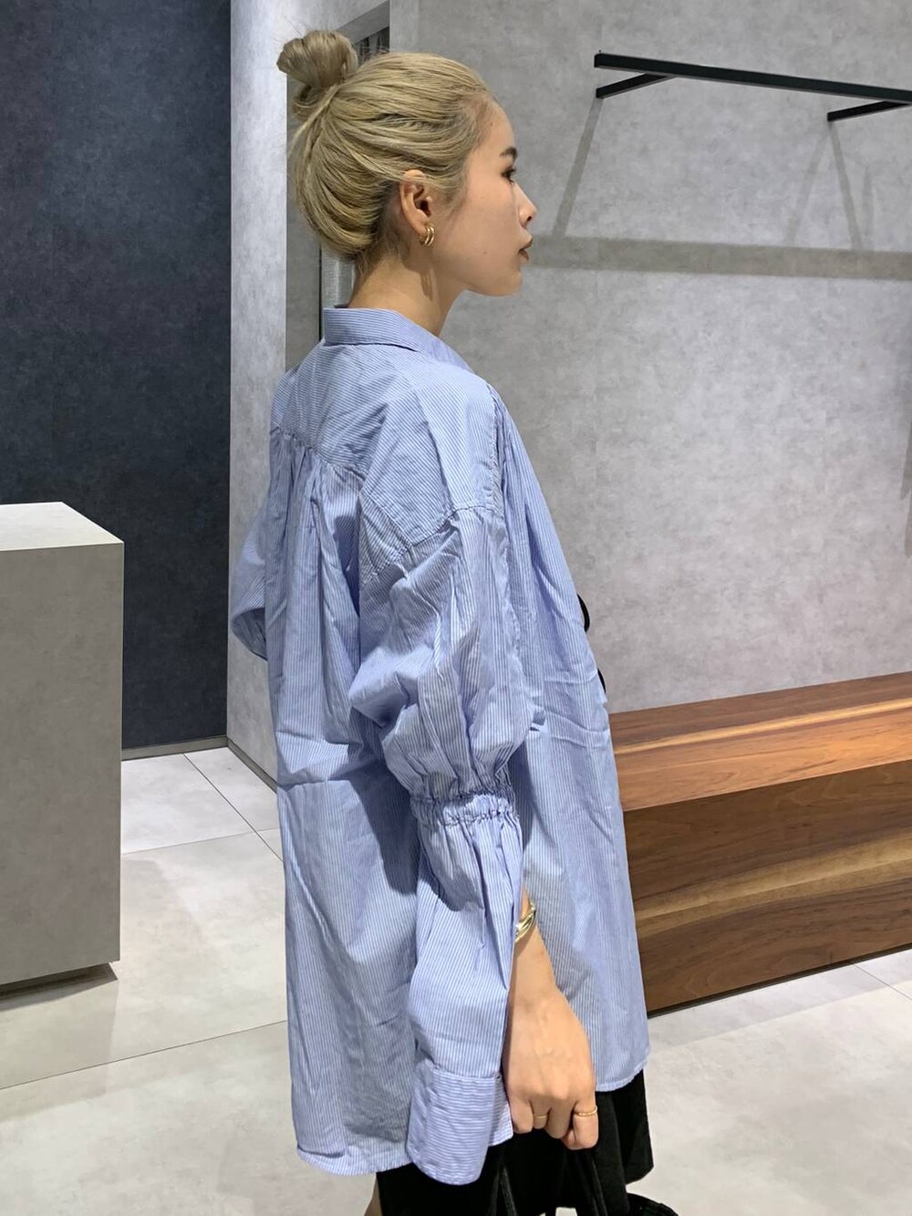 ブルー系のシャツ/ブラウス、ブラック系のその他パンツ、シルバー系のローファーを着用したレディースの夏コーディネートの4枚目の写真