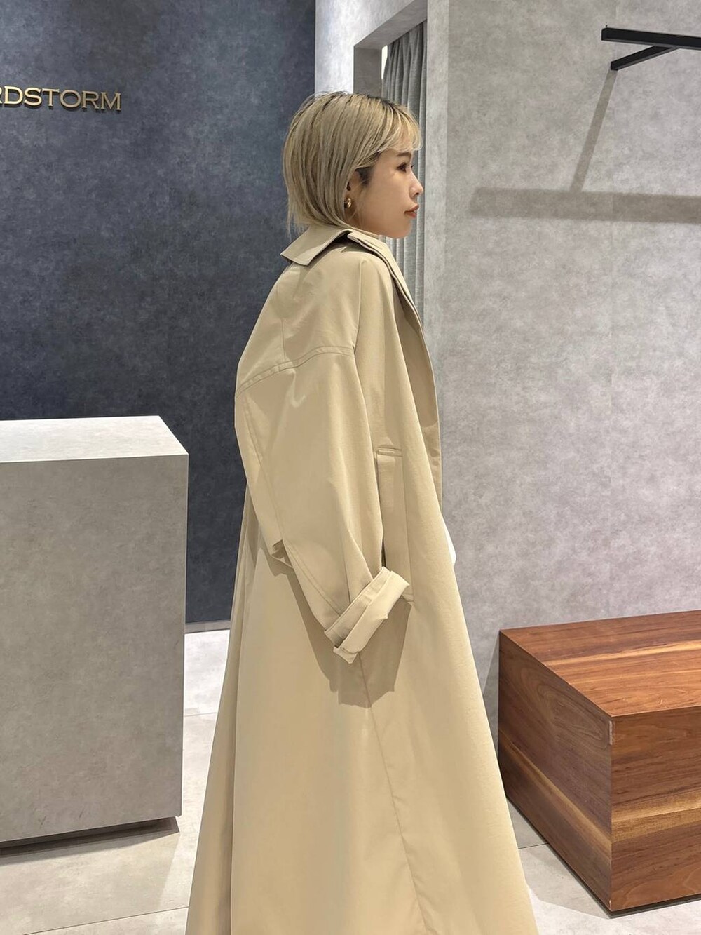 ブラウン系のかごバッグ、グレー系のその他パンツ、ピンク系のカーディガン/ボレロを着用したレディースの春コーディネートの2枚目の写真