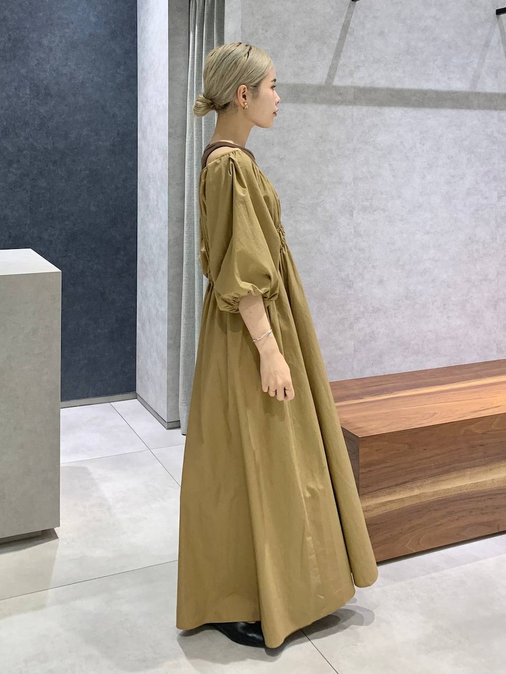 ブラック系のトートバッグ、ブラック系のパンプス、ブラウン系のタンクトップを着用したレディースの夏コーディネートの2枚目の写真