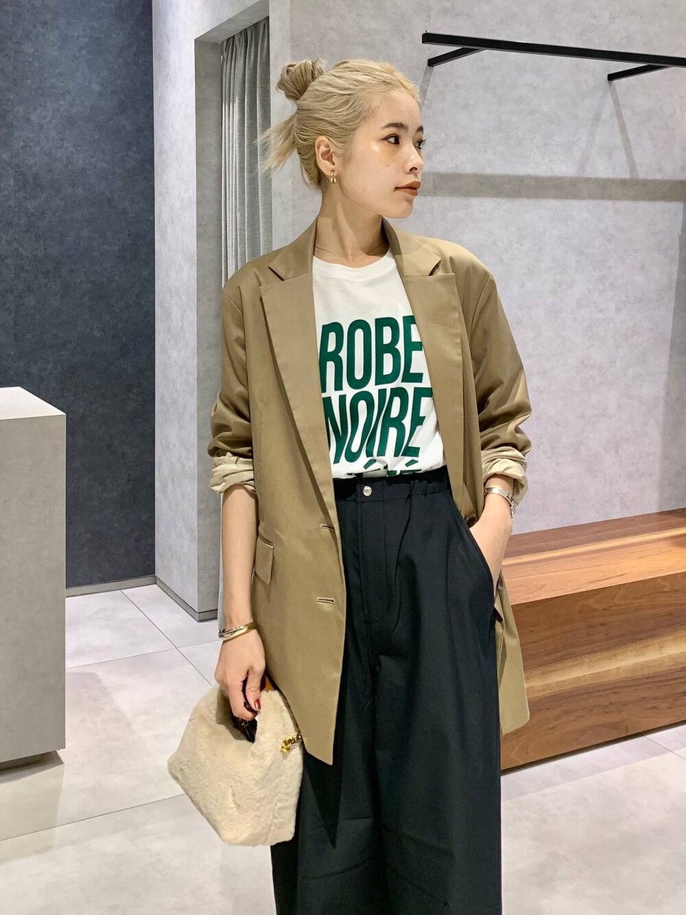 ブラック系のローファー、ホワイト系のTシャツ/カットソー、ホワイト系のショルダーバッグを着用したレディースの夏コーディネートの3枚目の写真