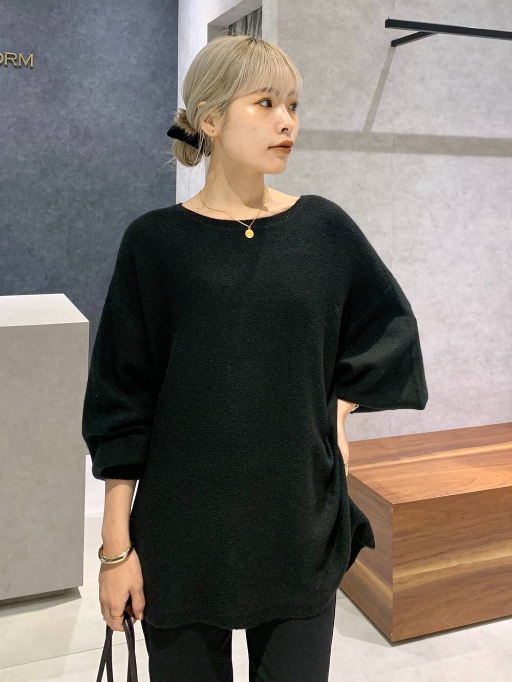 ブラック系のブーツ、ブラウン系のトートバッグ、ブラック系のその他パンツを着用したレディースの冬コーディネートの4枚目の写真