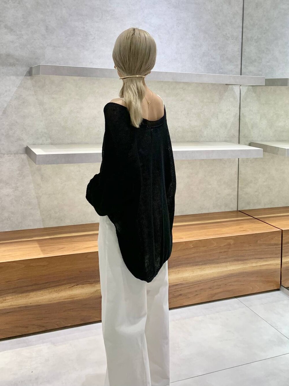 イエロー系のショルダーバッグ、ブラック系のカーディガン/ボレロ、ブラック系のパンプスを着用したレディースの夏コーディネートの6枚目の写真