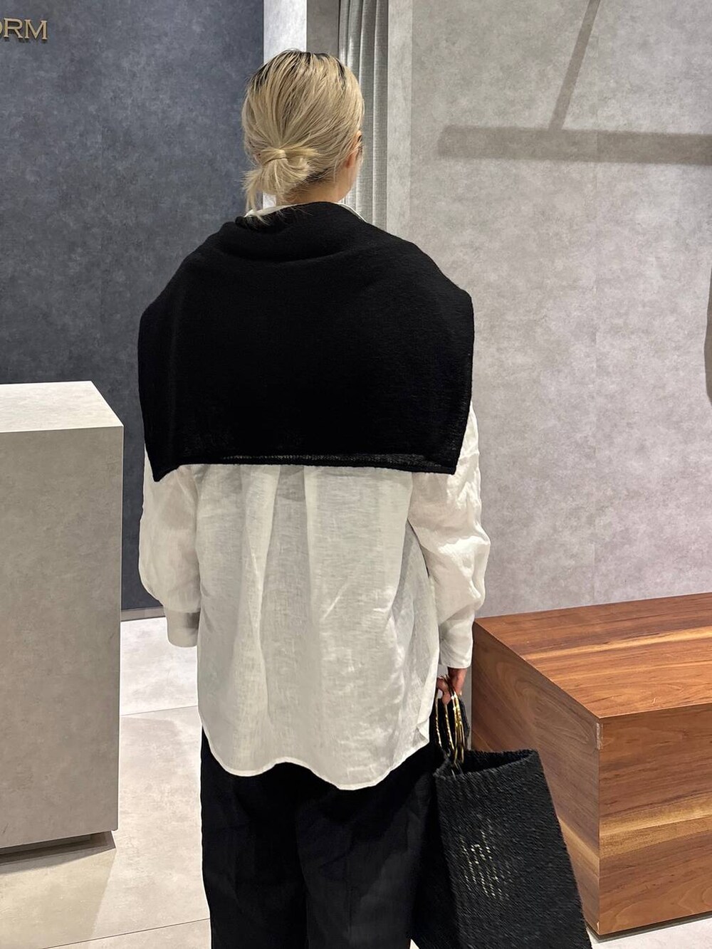 ブラック系のローファー、ブラック系のキャミソール、ブラック系のニット/セーターを着用したレディースの春コーディネートの3枚目の写真