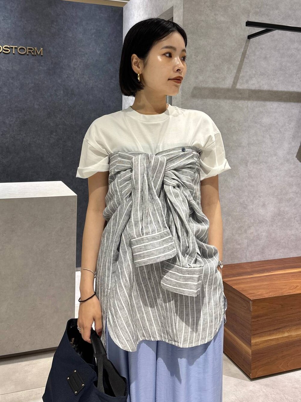 その他のシャツ/ブラウス、ホワイト系のTシャツ/カットソー、ブルー系のトートバッグを着用したレディースの春コーディネートの4枚目の写真