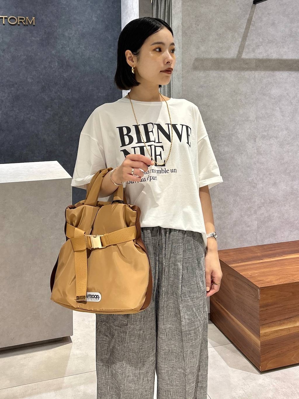 グレー系のその他パンツ、ブラック系のサンダル、イエロー系のショルダーバッグを着用したレディースの夏コーディネートの4枚目の写真