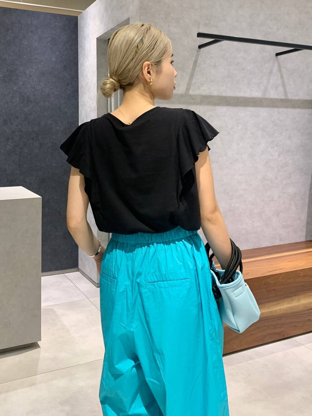 グリーン系のその他パンツ、シルバー系のローファー、ブルー系のショルダーバッグを着用したレディースの夏コーディネートの4枚目の写真