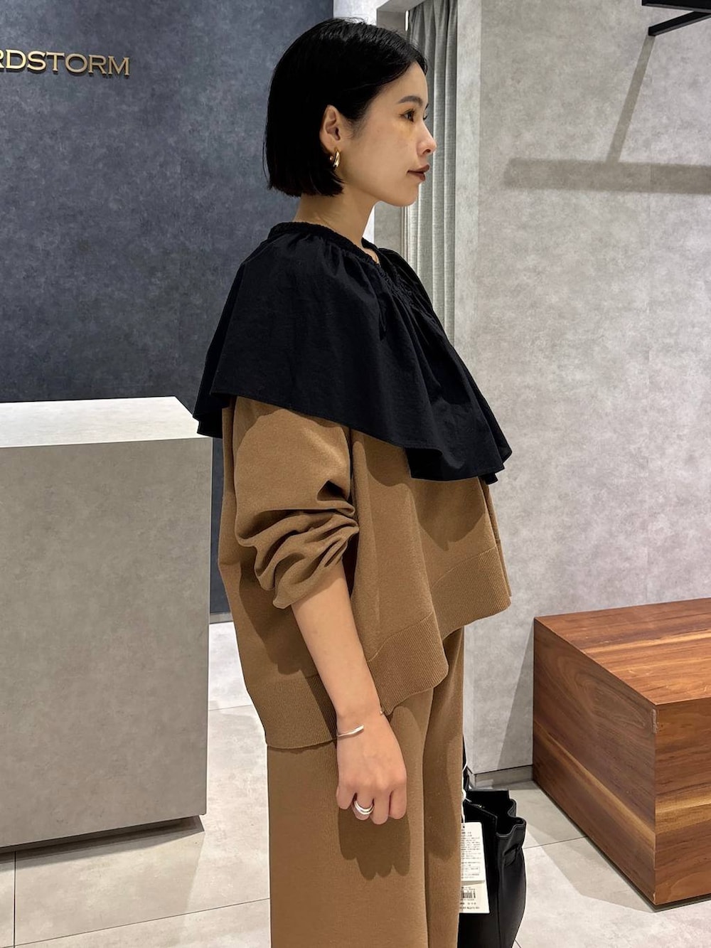 ブラック系のショルダーバッグ、ブラック系のサンダル、ブラウン系のその他パンツを着用したレディースの夏コーディネートの6枚目の写真