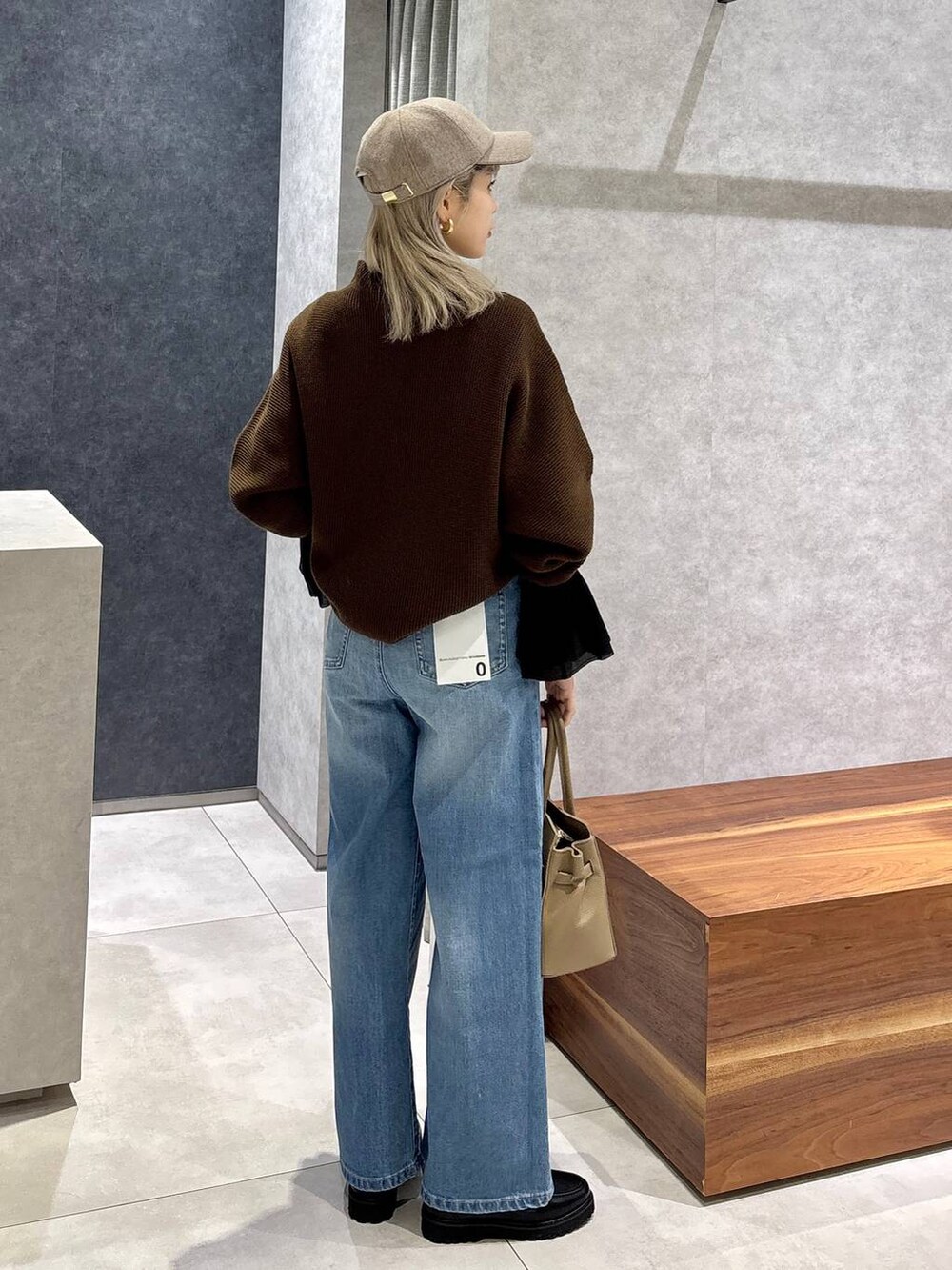 ブルー系のデニムパンツ、ブラック系のシャツ/ブラウス、ブラック系のローファーを着用したレディースの冬コーディネートの3枚目の写真