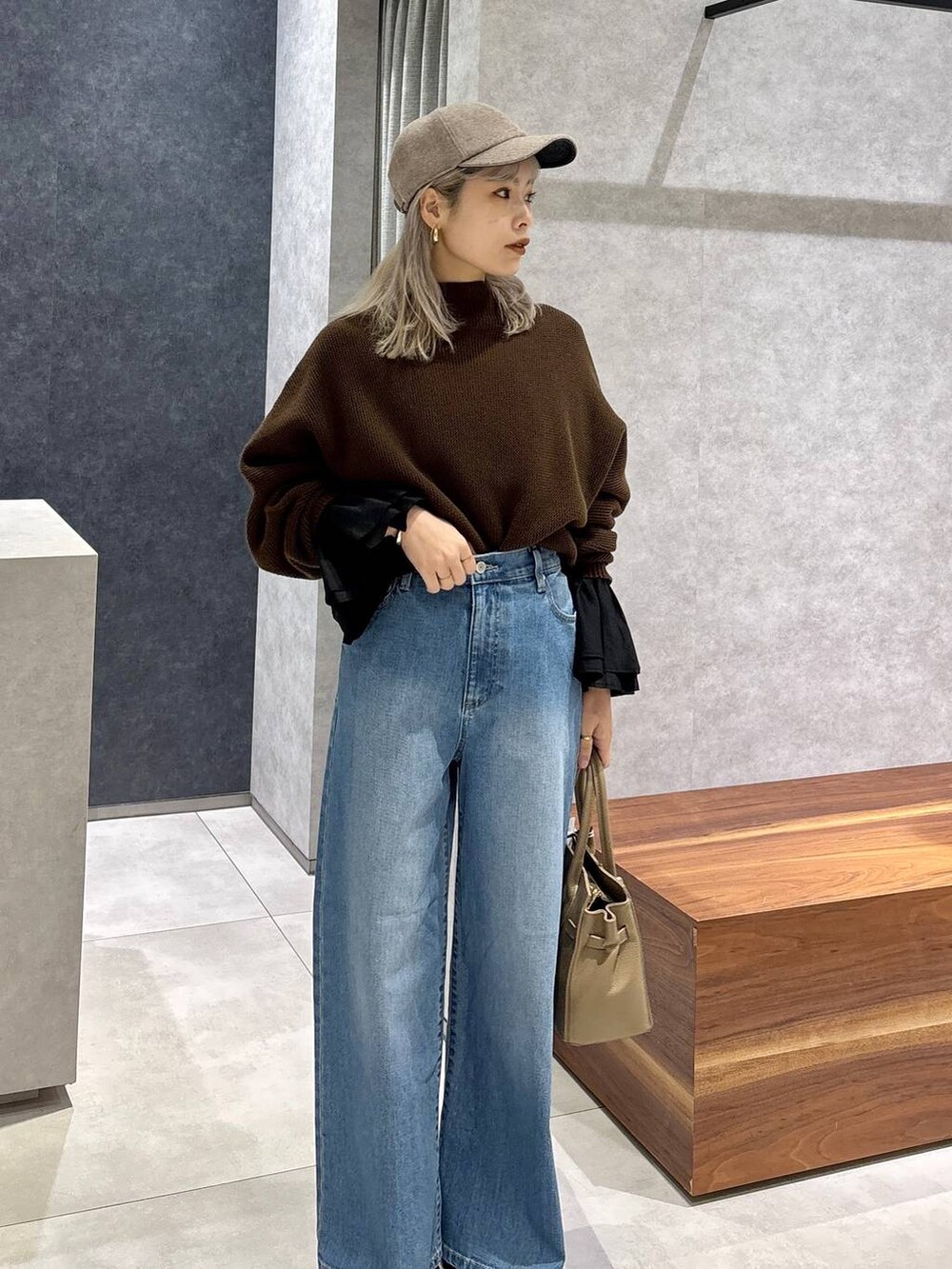 ブルー系のデニムパンツ、ブラック系のシャツ/ブラウス、ブラック系のローファーを着用したレディースの冬コーディネートの2枚目の写真