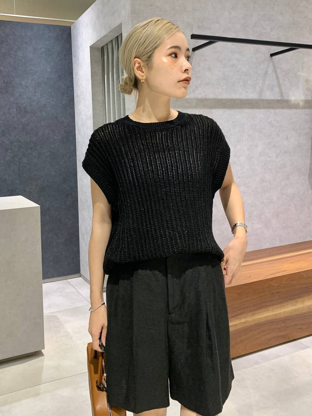 ブラック系のその他パンツ、ブラウン系のハンドバッグ、シルバー系のローファーを着用したレディースの夏コーディネートの4枚目の写真