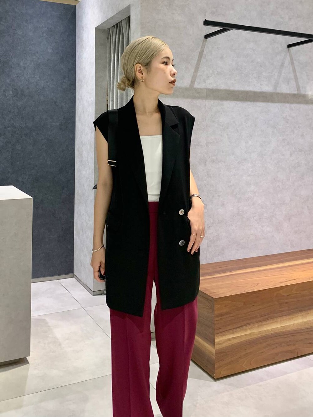 ブラック系のスリッポン、ホワイト系のキャミソール、ブラック系のボディバッグ/ウエストポーチを着用したレディースの夏コーディネートの5枚目の写真