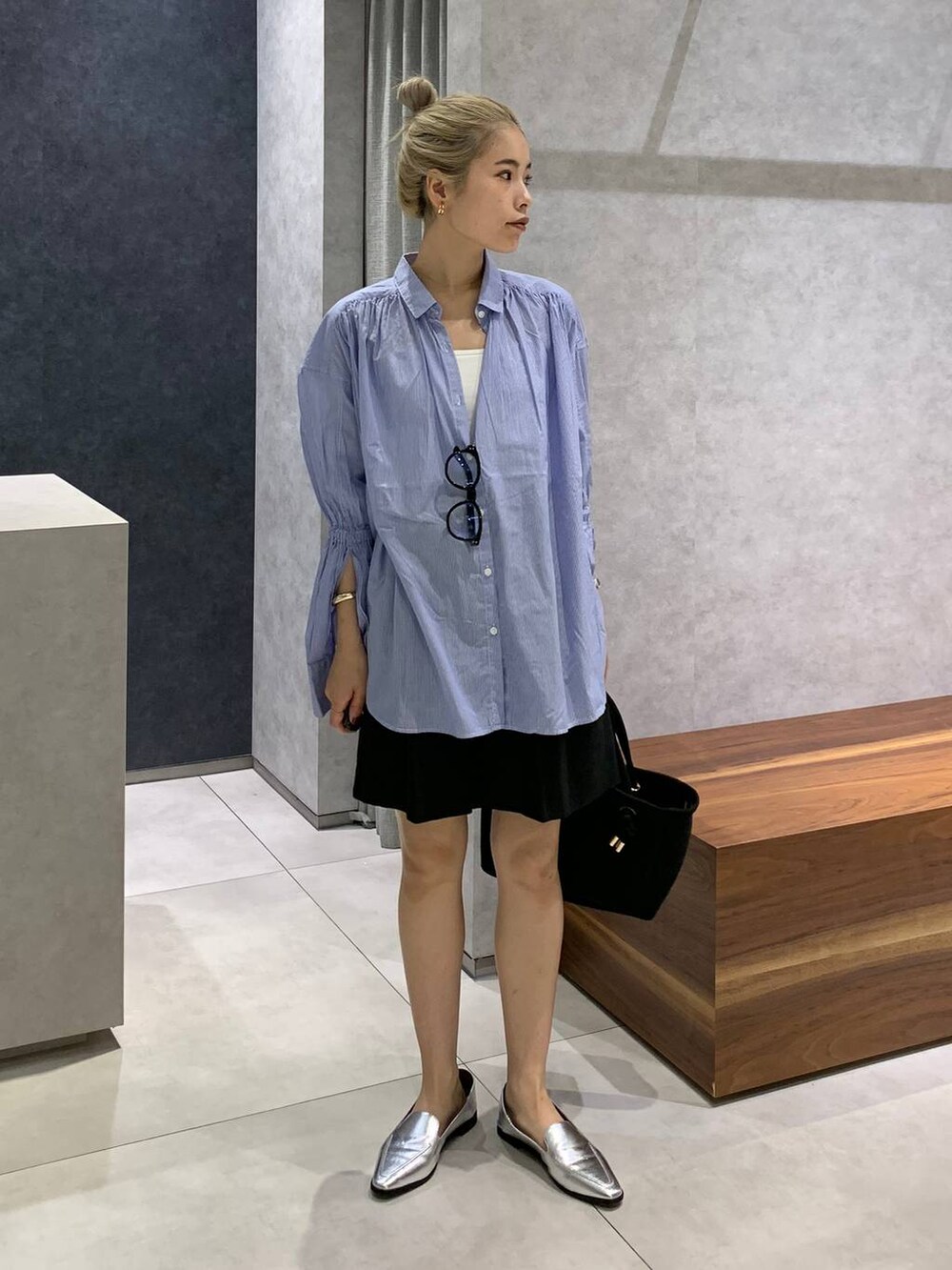 ブルー系のシャツ/ブラウス、ブラック系のその他パンツ、シルバー系のローファーを着用したレディースの夏コーディネートの2枚目の写真