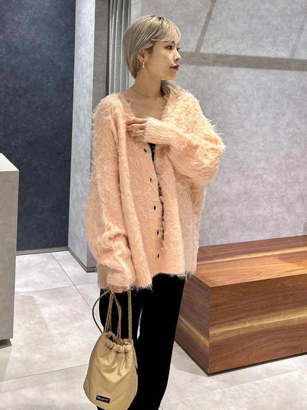 ピンク系のカーディガン/ボレロ、ブラック系のローファー、ブラック系のその他パンツを着用したレディースの冬コーディネートの4枚目の写真