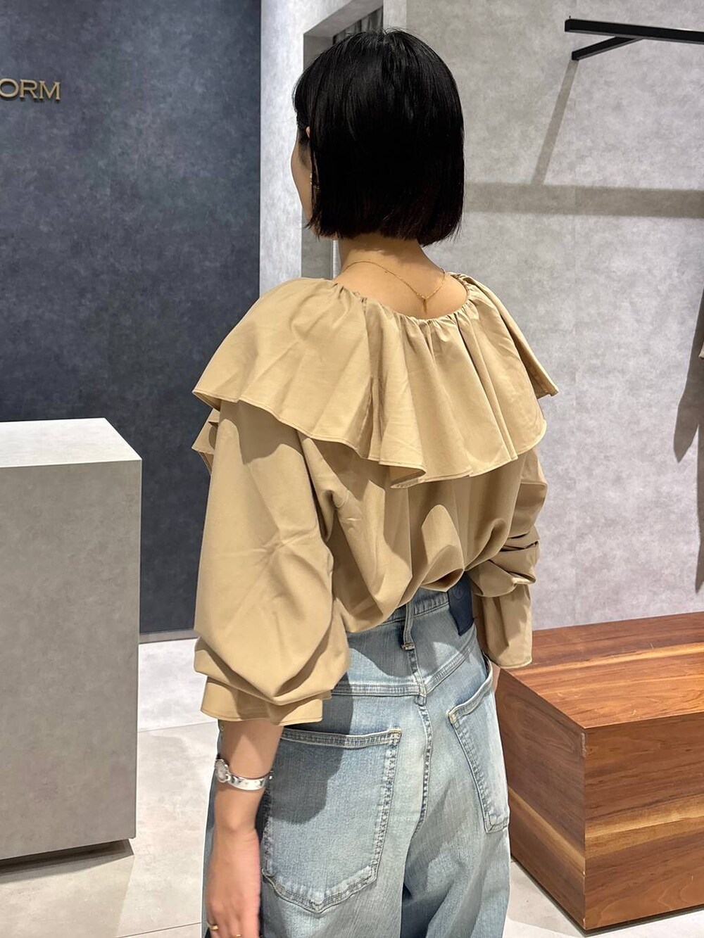 ブルー系のデニムパンツ、ブラック系のローファー、ブラック系のショルダーバッグを着用したレディースの夏コーディネートの7枚目の写真