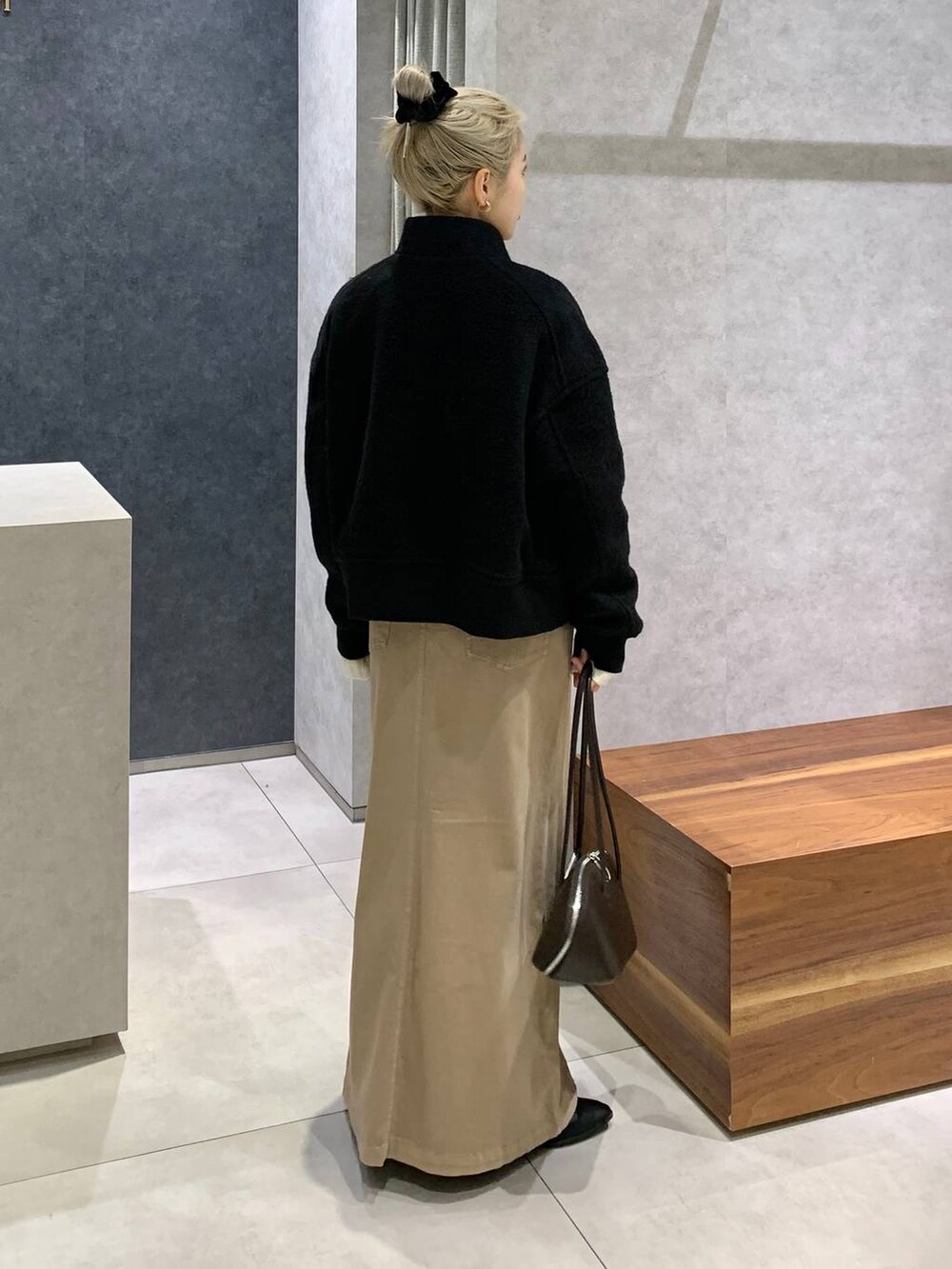 ブラック系のローファー、ブラウン系のトートバッグ、ブラック系のブルゾンを着用したレディースの冬コーディネートの2枚目の写真