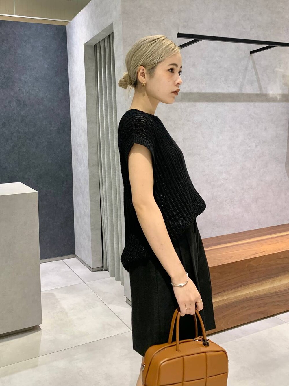 ブラック系のその他パンツ、ブラウン系のハンドバッグ、シルバー系のローファーを着用したレディースの夏コーディネートの5枚目の写真