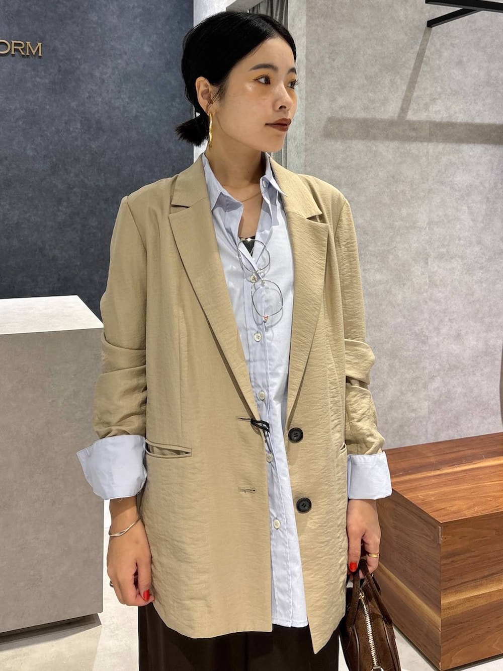 ベージュ系のテーラードジャケット、ブルー系のシャツ/ブラウス、ブラウン系のその他パンツを着用したレディースの夏コーディネートの5枚目の写真