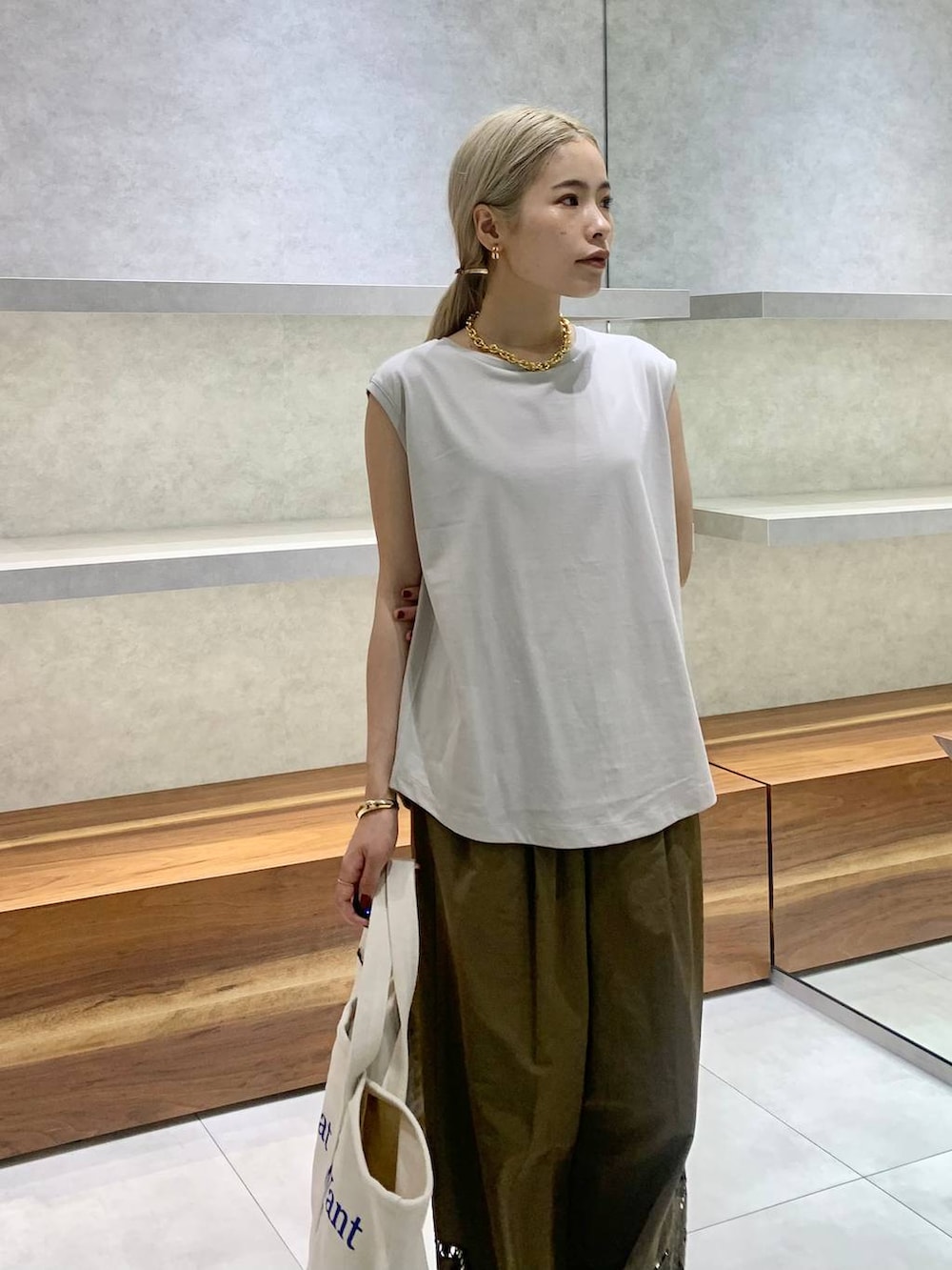 ベージュ系のTシャツ/カットソー、ホワイト系のトートバッグ、ブラウン系のその他パンツを着用したレディースの夏コーディネートの4枚目の写真