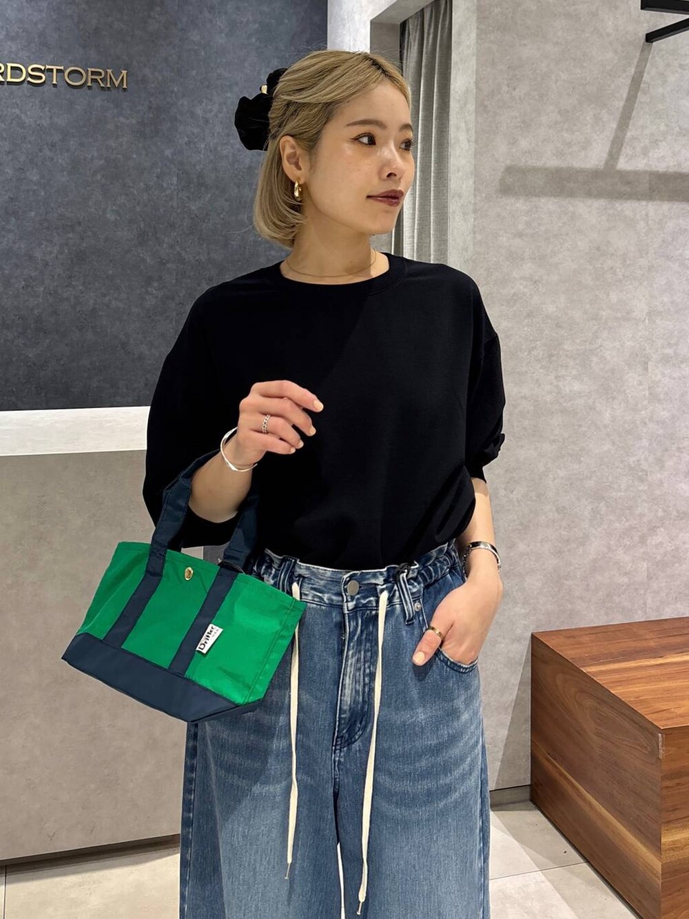 ブラック系のサンダル、ブルー系のデニムパンツ、ブルー系のTシャツ/カットソーを着用したレディースの春コーディネートの5枚目の写真