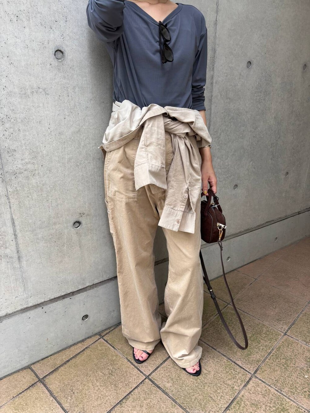 ベージュ系のシャツ/ブラウス、ベージュ系のチノパンツ、グレー系のTシャツ/カットソーを着用したレディースの夏コーディネートの2枚目の写真