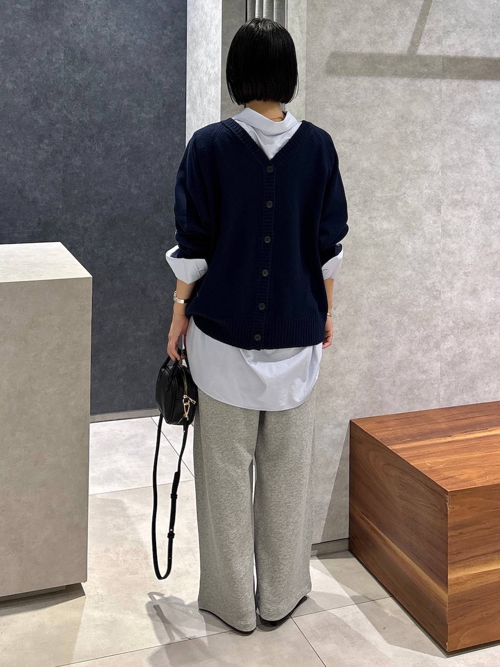 ブルー系のシャツ/ブラウス、ブルー系のカーディガン/ボレロ、グレー系のスウェットパンツを着用したレディースの夏コーディネートの4枚目の写真