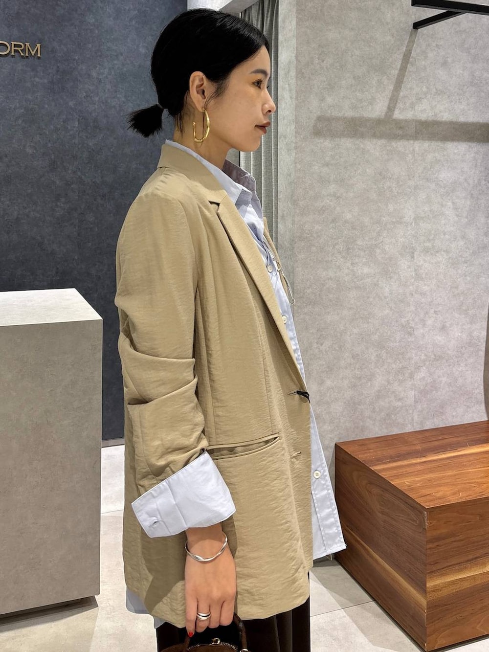 ベージュ系のテーラードジャケット、ブルー系のシャツ/ブラウス、ブラウン系のその他パンツを着用したレディースの夏コーディネートの8枚目の写真