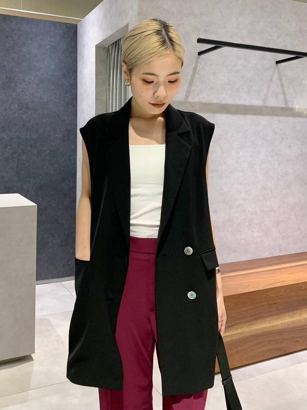 ブラック系のスリッポン、ホワイト系のキャミソール、ブラック系のボディバッグ/ウエストポーチを着用したレディースの夏コーディネートの6枚目の写真