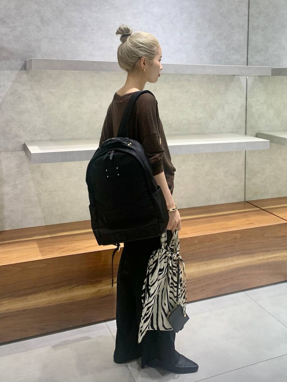 ブラック系のバックパック/リュック、ホワイト系のトートバッグ、ホワイト系のキャミソールを着用したレディースの夏コーディネートの3枚目の写真